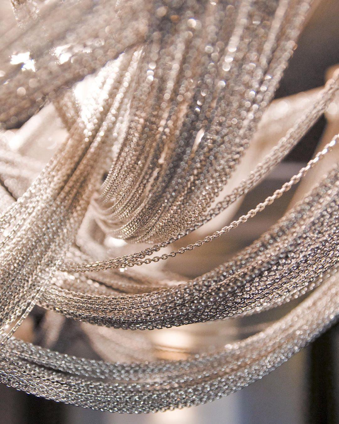 Candelabro com borlas e corrente de alumínio Zylen