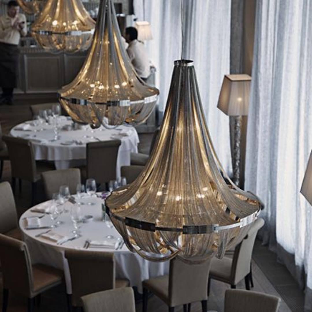Candelabro com borlas e corrente de alumínio Zylen