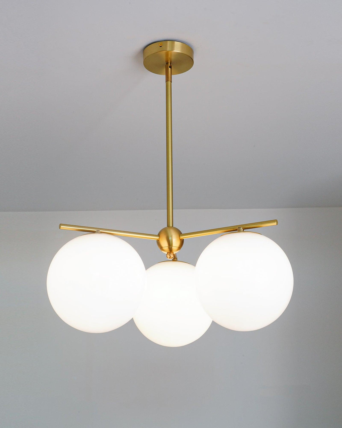 Casoella moderne Sphere & Stem-lysekrone i guldfarve med LED