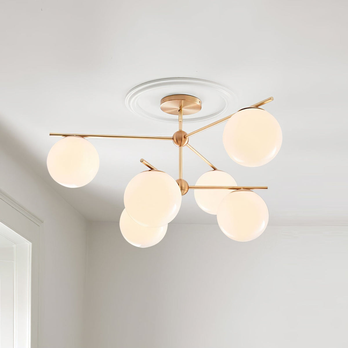 Casoella moderne Sphere & Stem-lysekrone i guldfarve med LED