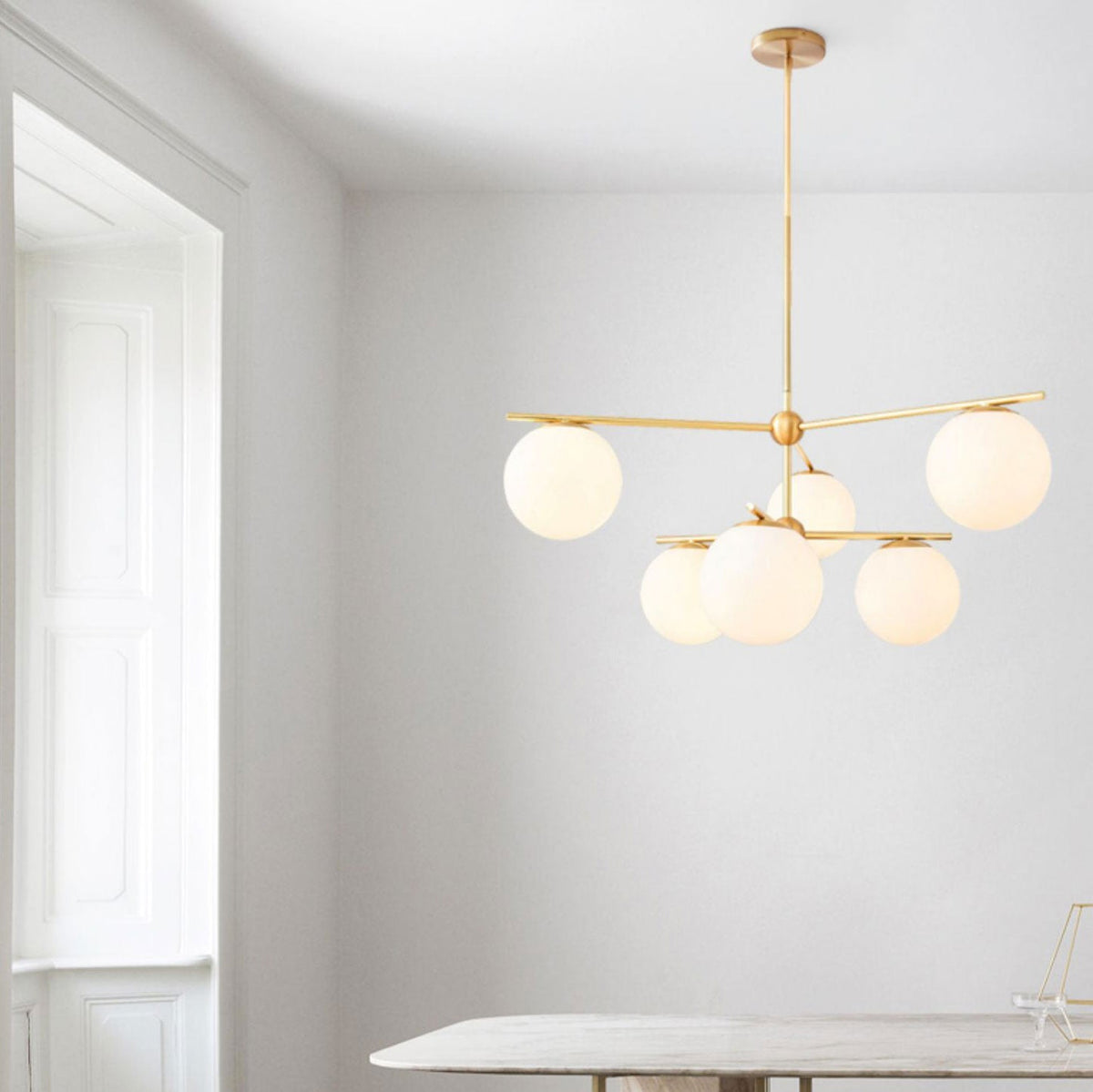 Casoella moderne Sphere & Stem-lysekrone i guldfarve med LED