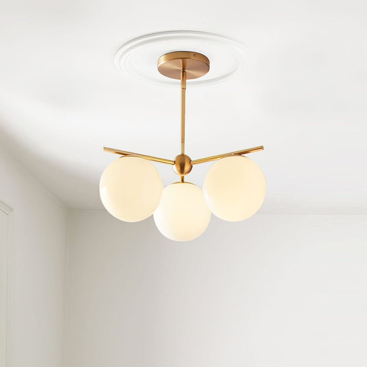 Casoella moderne Sphere & Stem-lysekrone i guldfarve med LED