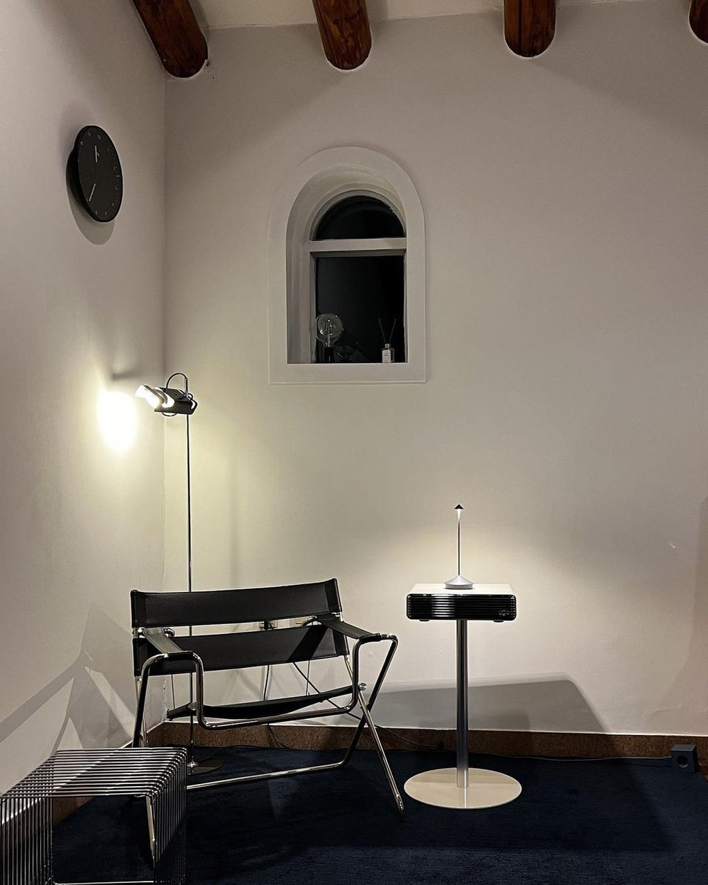 Merven-minimalistinen lattiavalaisin