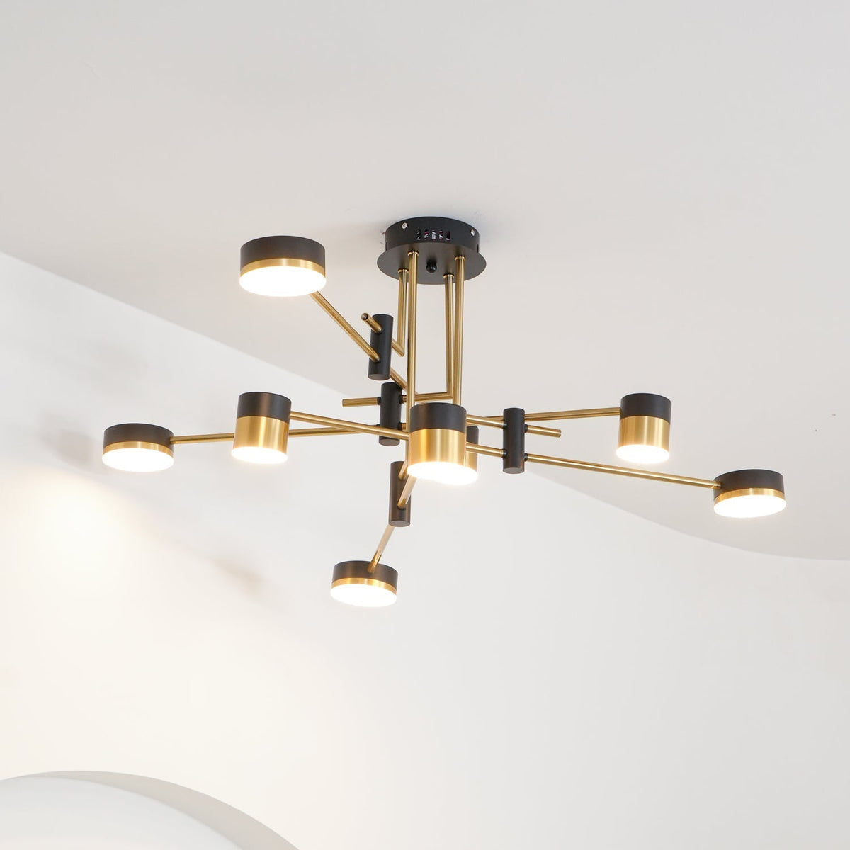 Candeeiro de lustre Oriaella preto e dourado com braços em forma de aranha