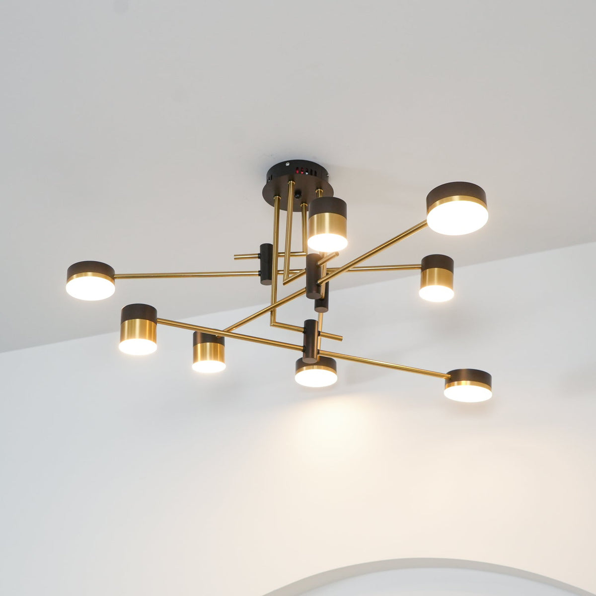Candeeiro de lustre Oriaella preto e dourado com braços em forma de aranha