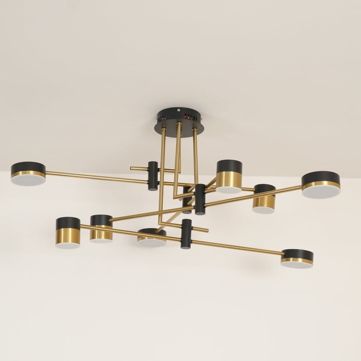 Candeeiro de lustre Oriaella preto e dourado com braços em forma de aranha