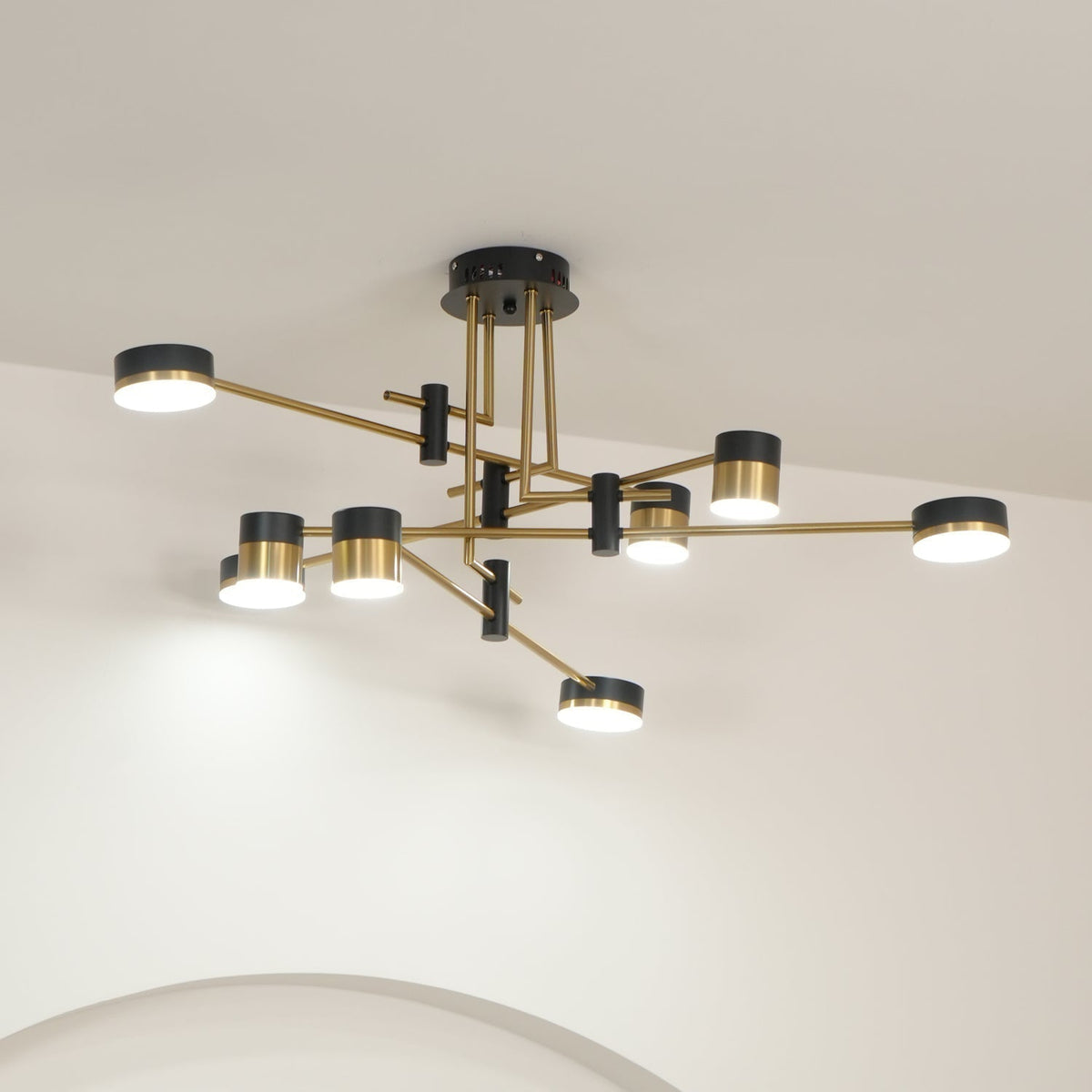 Candeeiro de lustre Oriaella preto e dourado com braços em forma de aranha