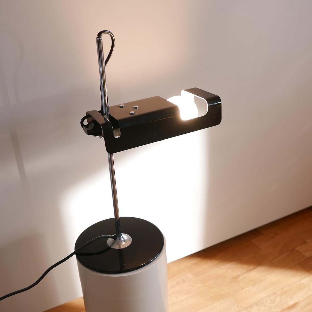 Candeeiro de mesa futurista Lumousin