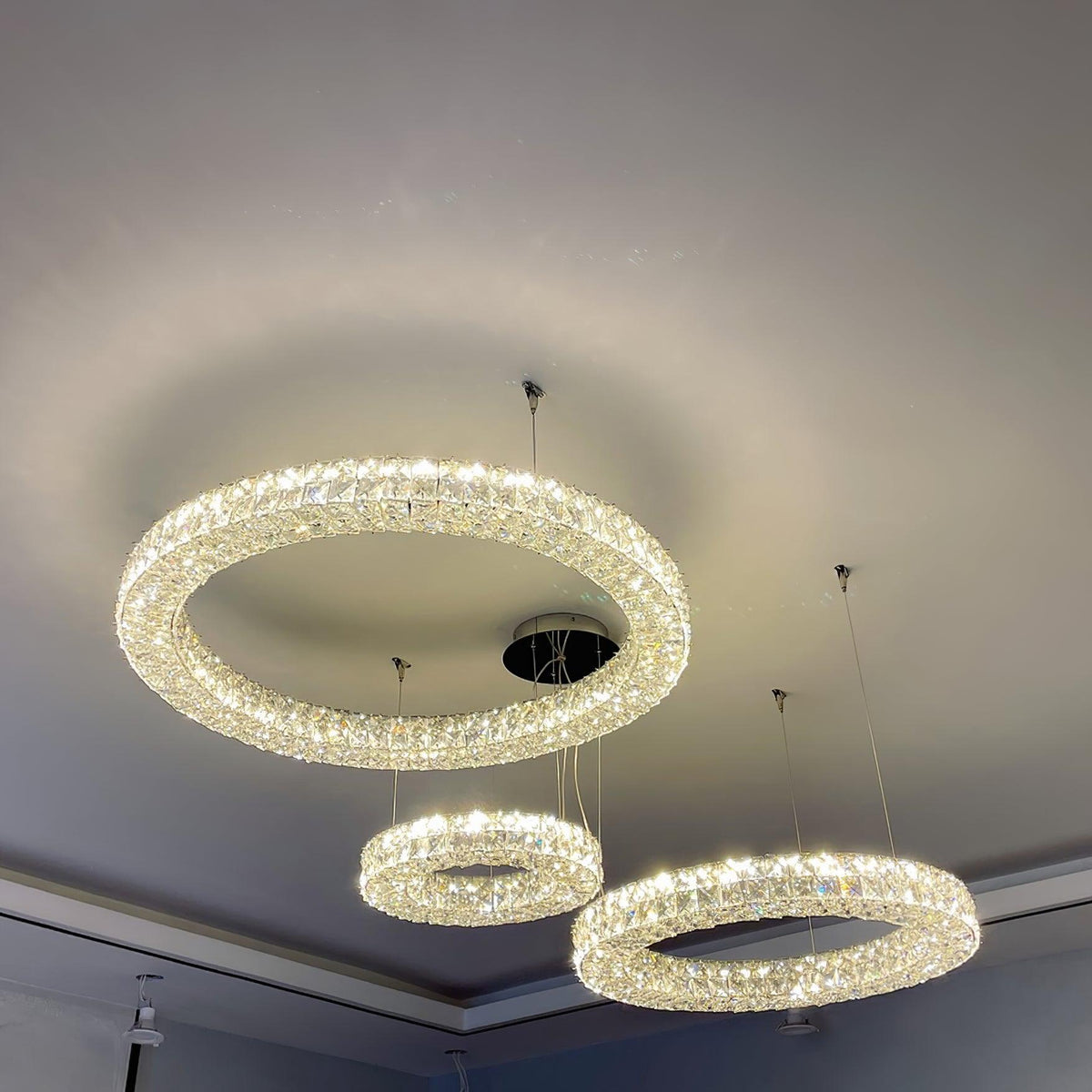 Luxerian Spiridon Luxe-lysekrone med krystalringe
