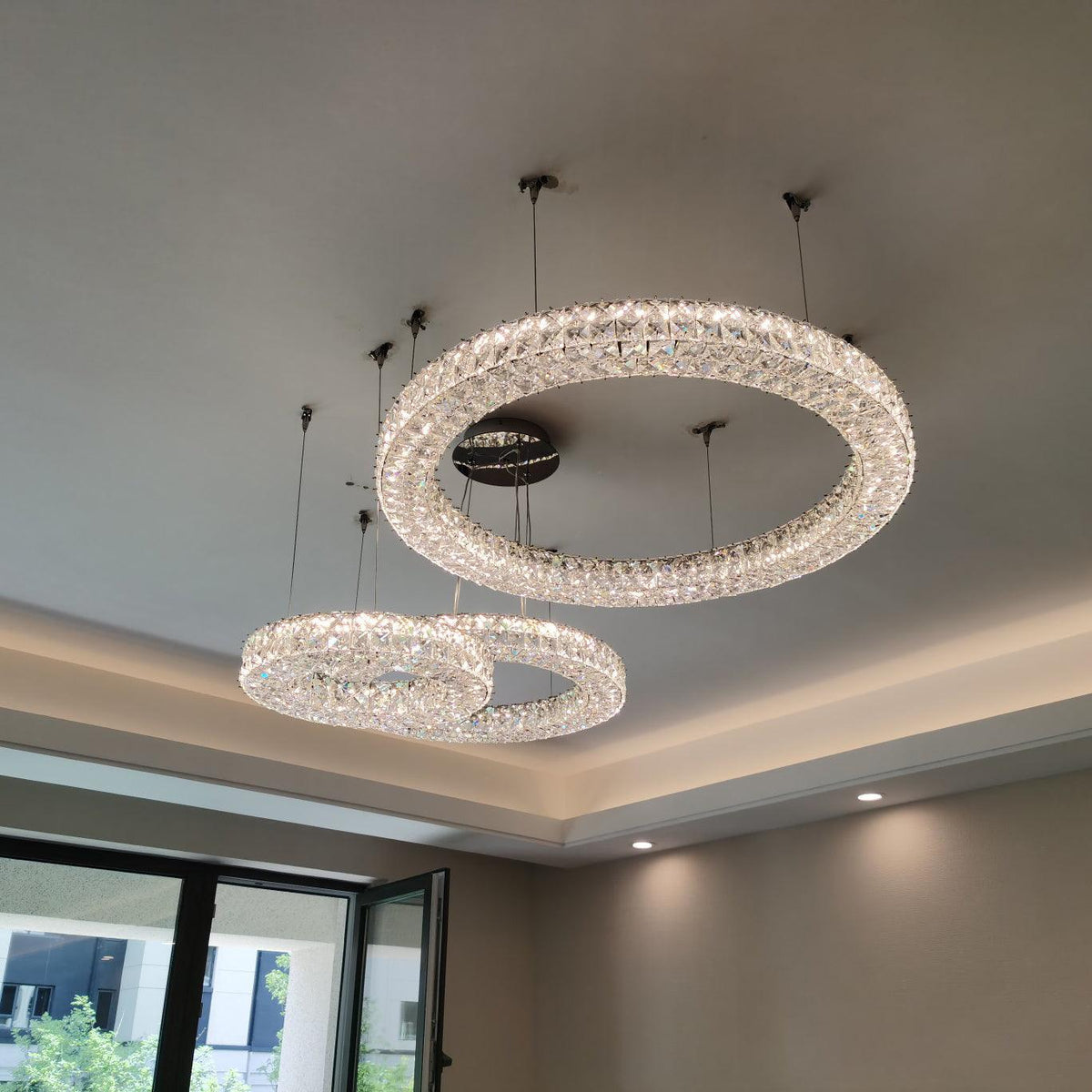 Luxerian Spiridon Luxe-lysekrone med krystalringe