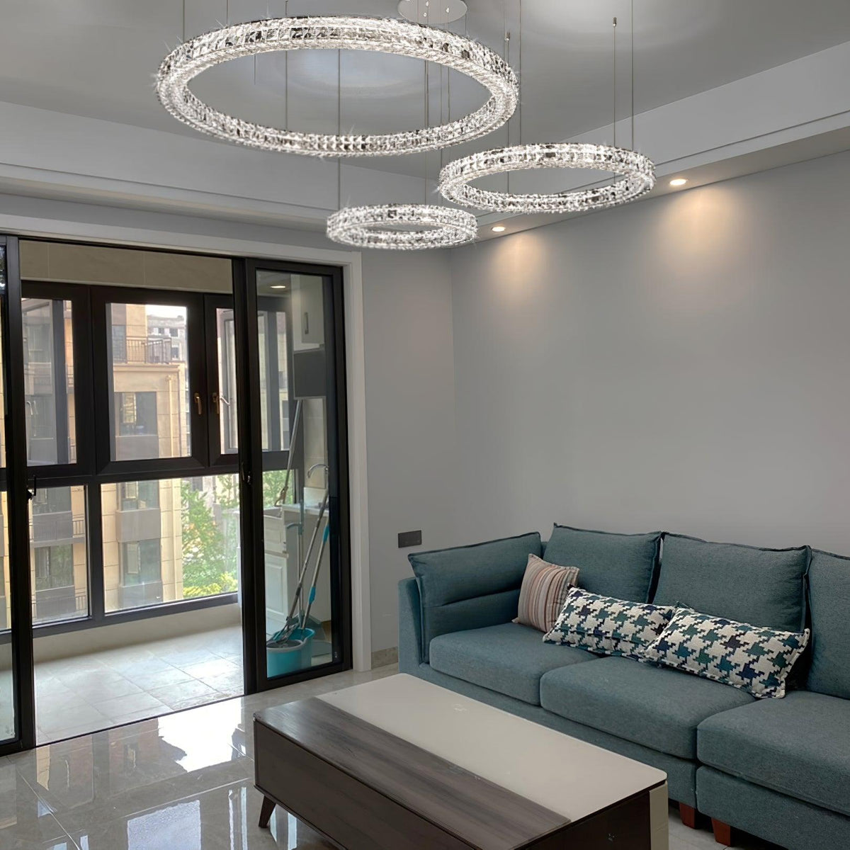 Luxerian Spiridon Luxe-lysekrone med krystalringe
