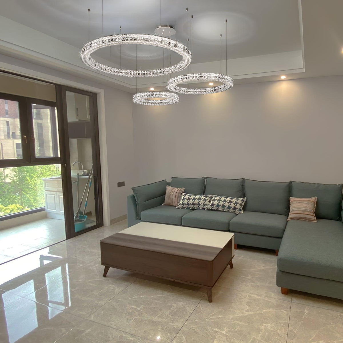 Luxerian Spiridon Luxe-lysekrone med krystalringe