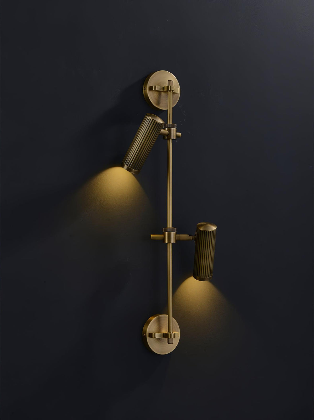 Kirixel industriell vägglampa i mässing