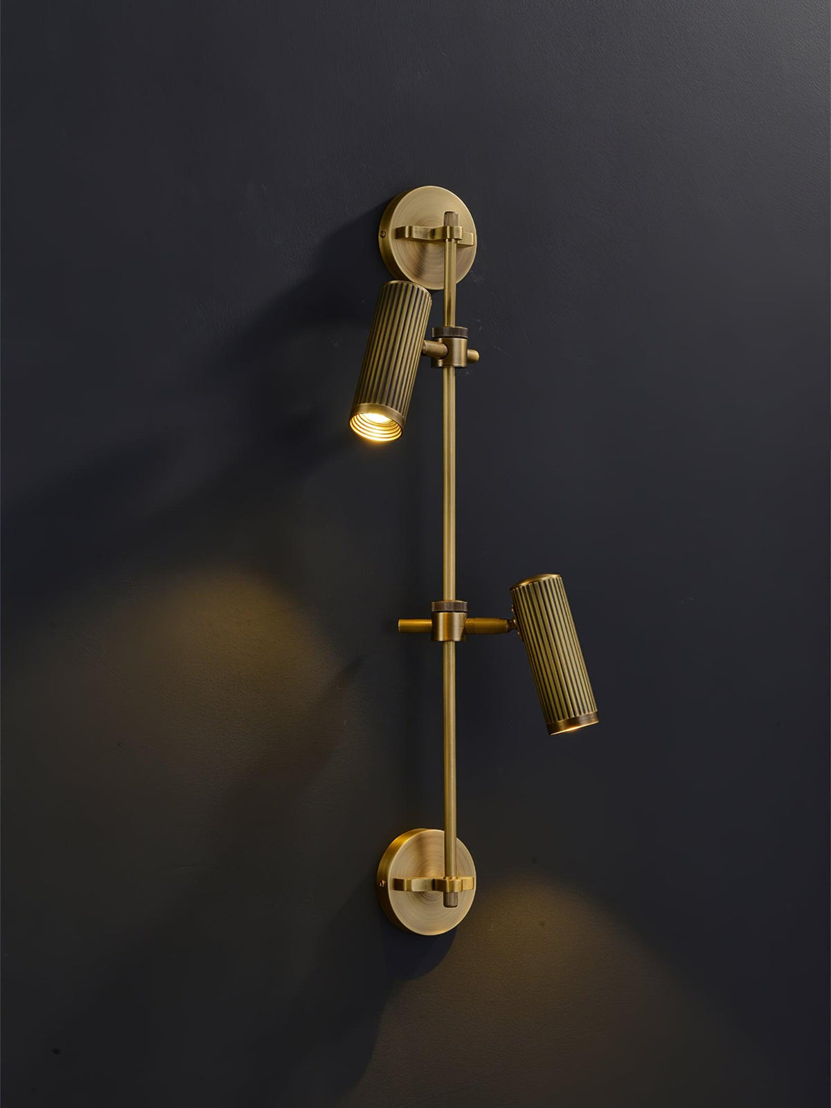 Kirixel industriell vägglampa i mässing