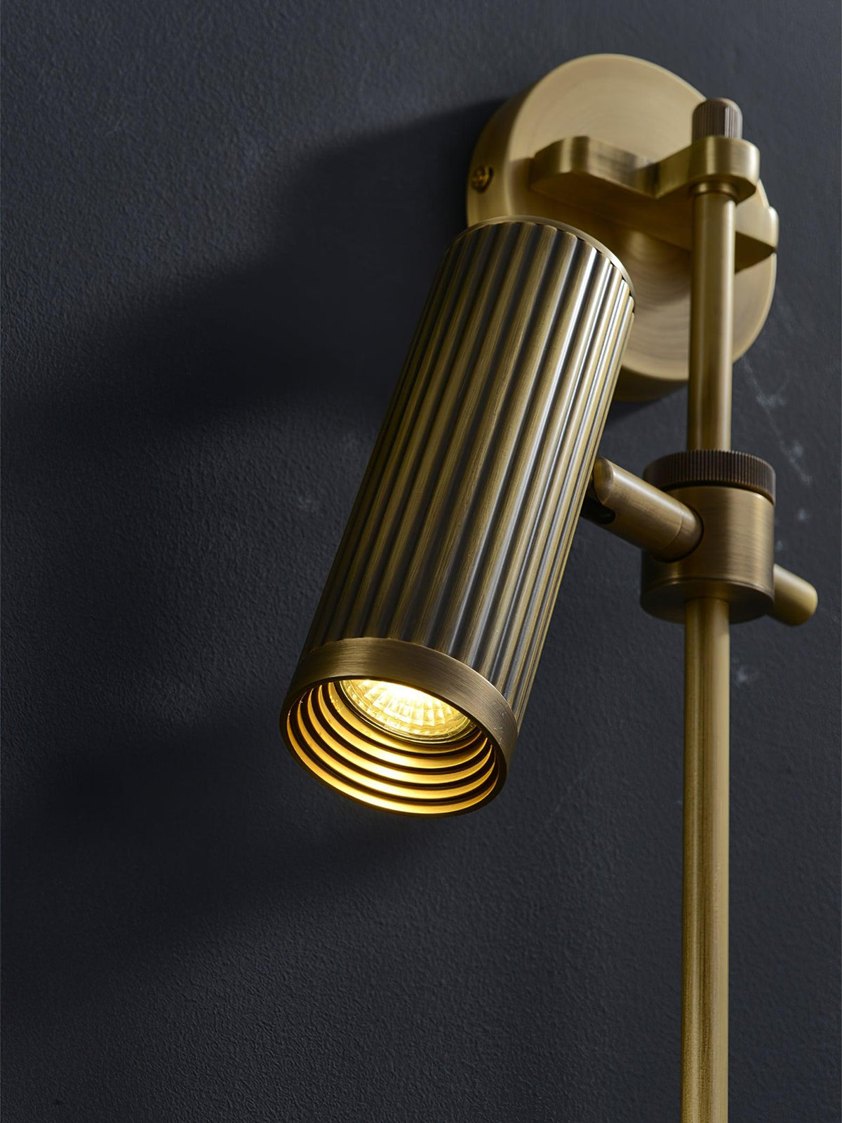 Kirixel industriell vägglampa i mässing