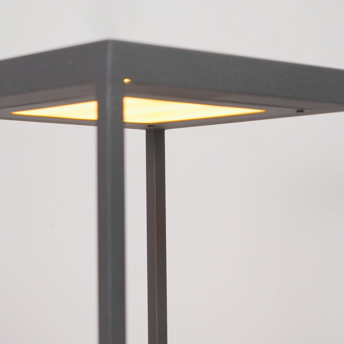 Mina minimalistinen pöytävalaisin