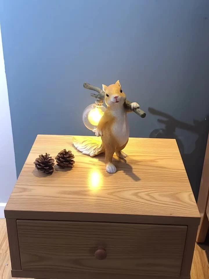 Niranielle finurlig bordlampe i resin