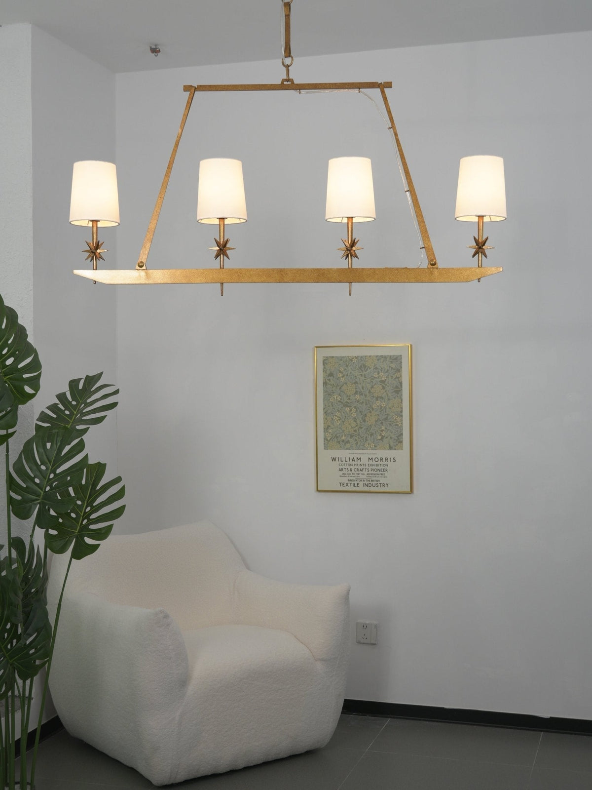 Lustre linear Lynve em latão, elegante e estelar