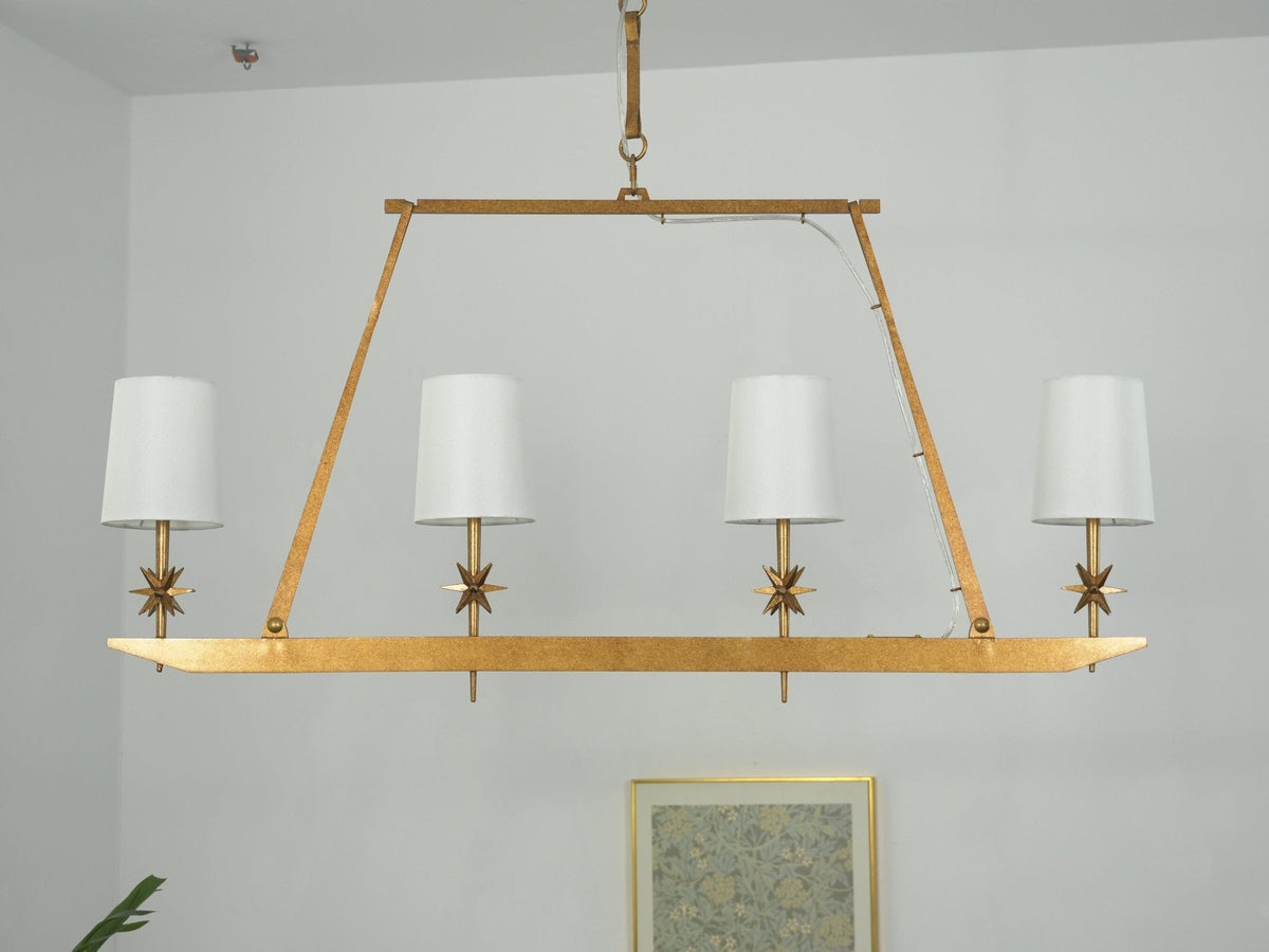 Lustre linear Lynve em latão, elegante e estelar