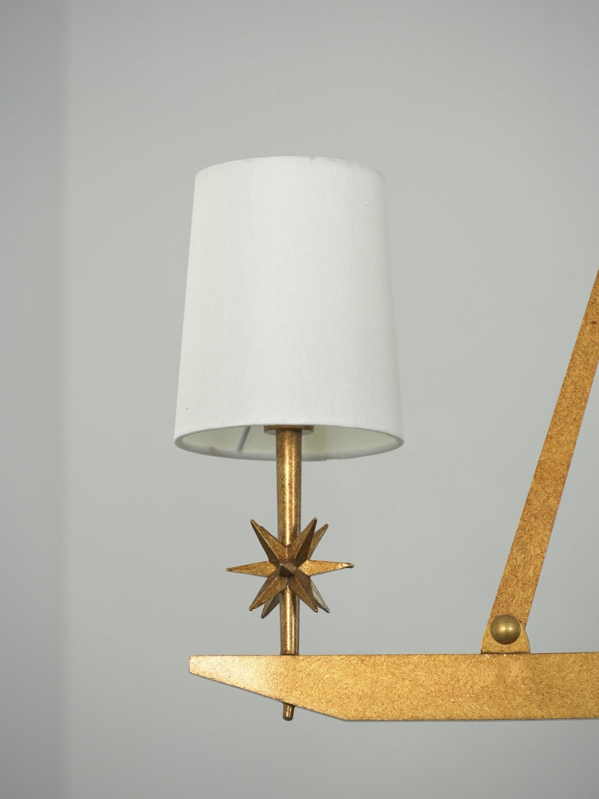 Lustre linear Lynve em latão, elegante e estelar