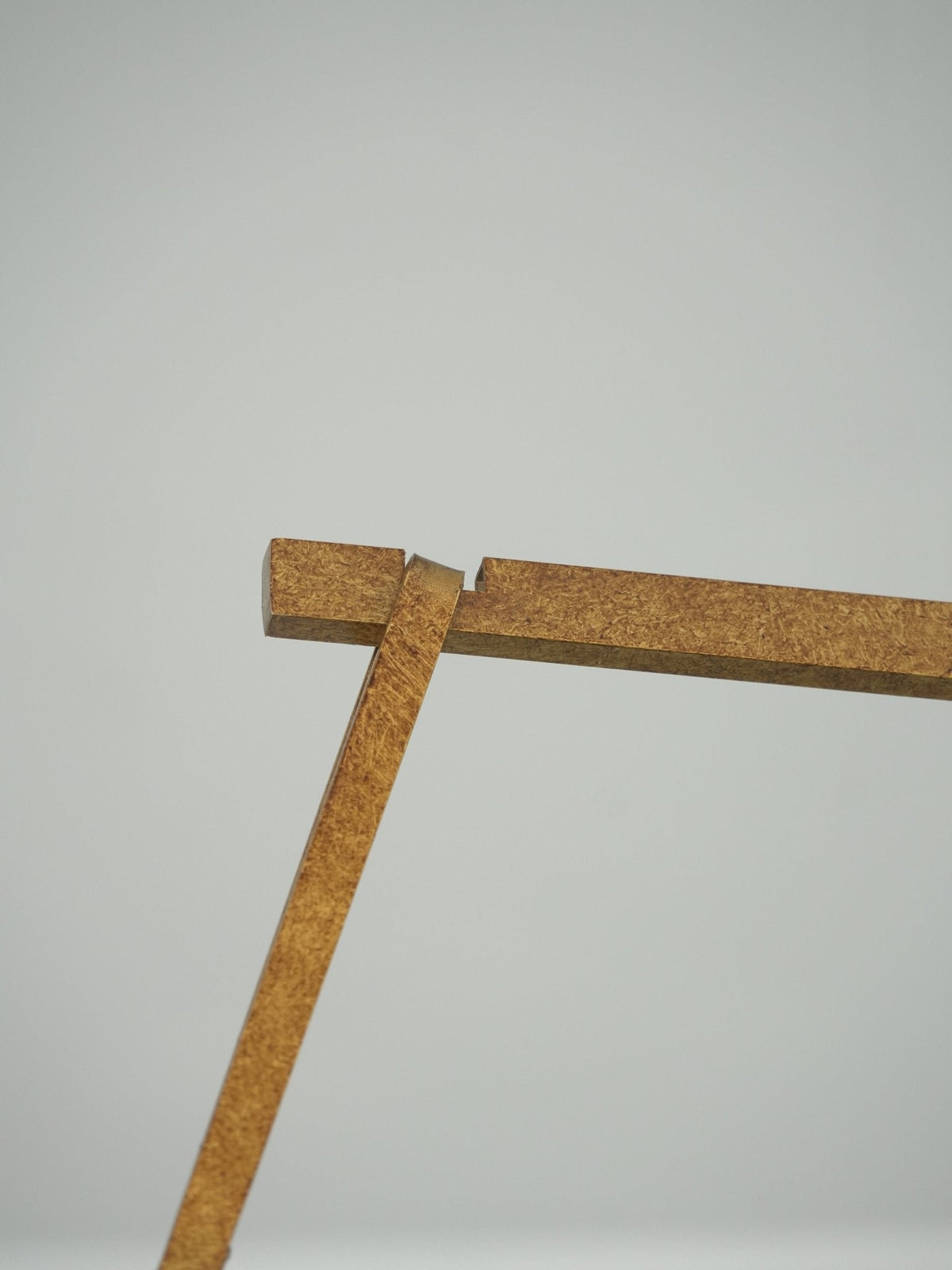 Lustre linear Lynve em latão, elegante e estelar