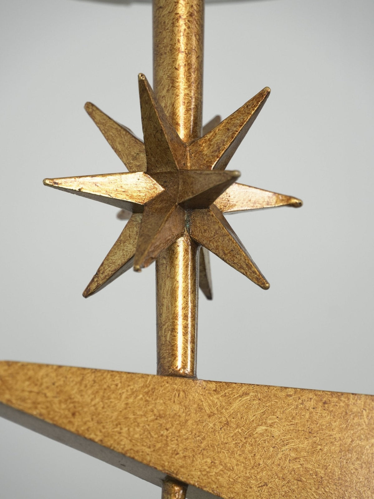 Lustre linear Lynve em latão, elegante e estelar