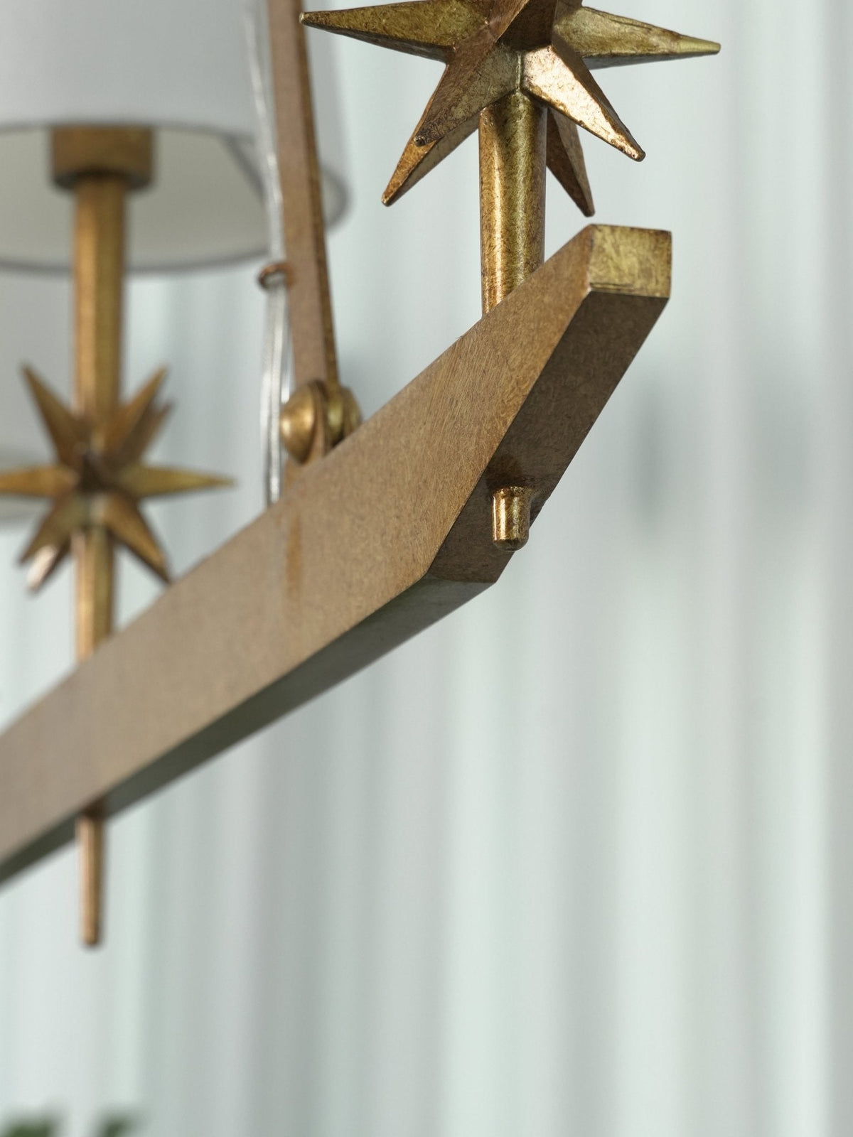 Lustre linear Lynve em latão, elegante e estelar