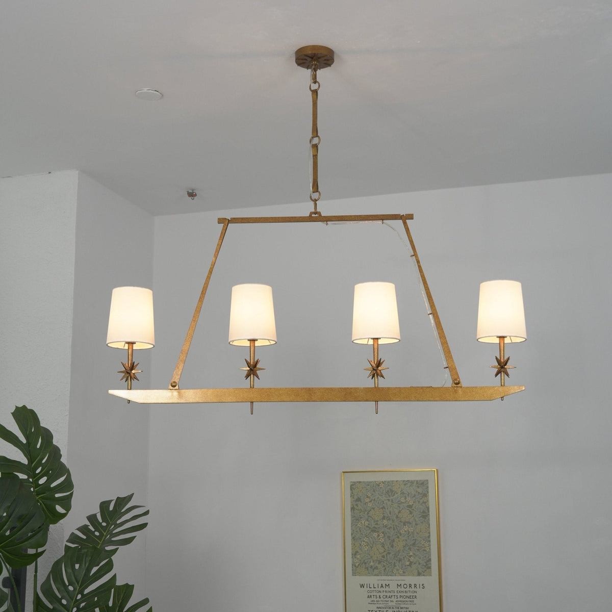 Lustre linear Lynve em latão, elegante e estelar