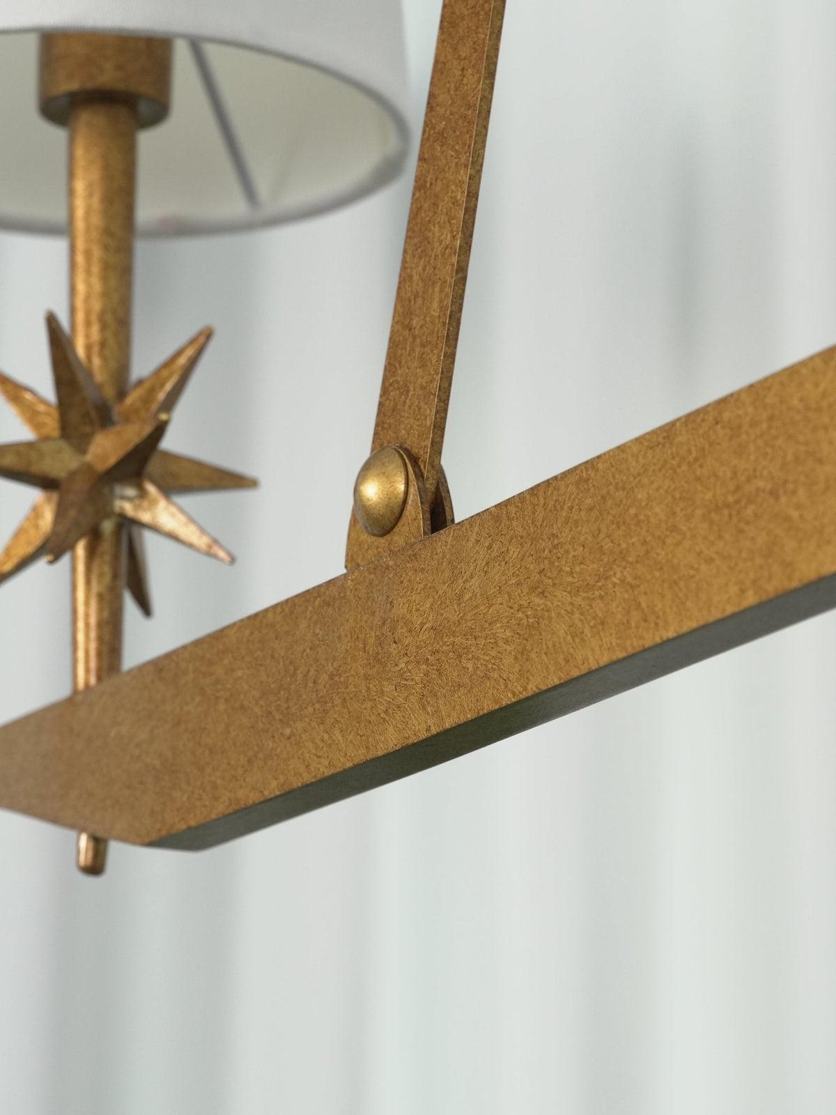 Lustre linear Lynve em latão, elegante e estelar