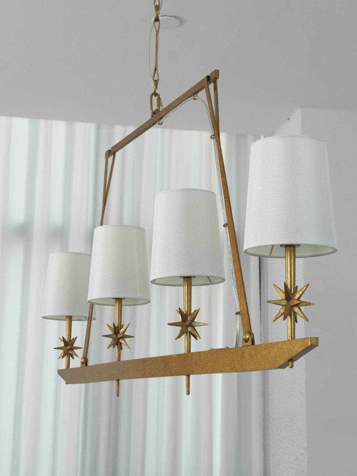 Lustre linear Lynve em latão, elegante e estelar