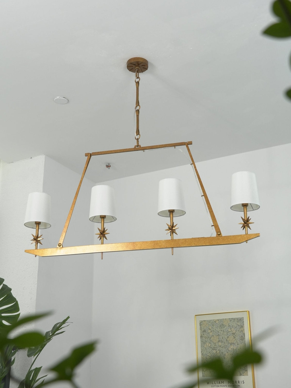 Lustre linear Lynve em latão, elegante e estelar