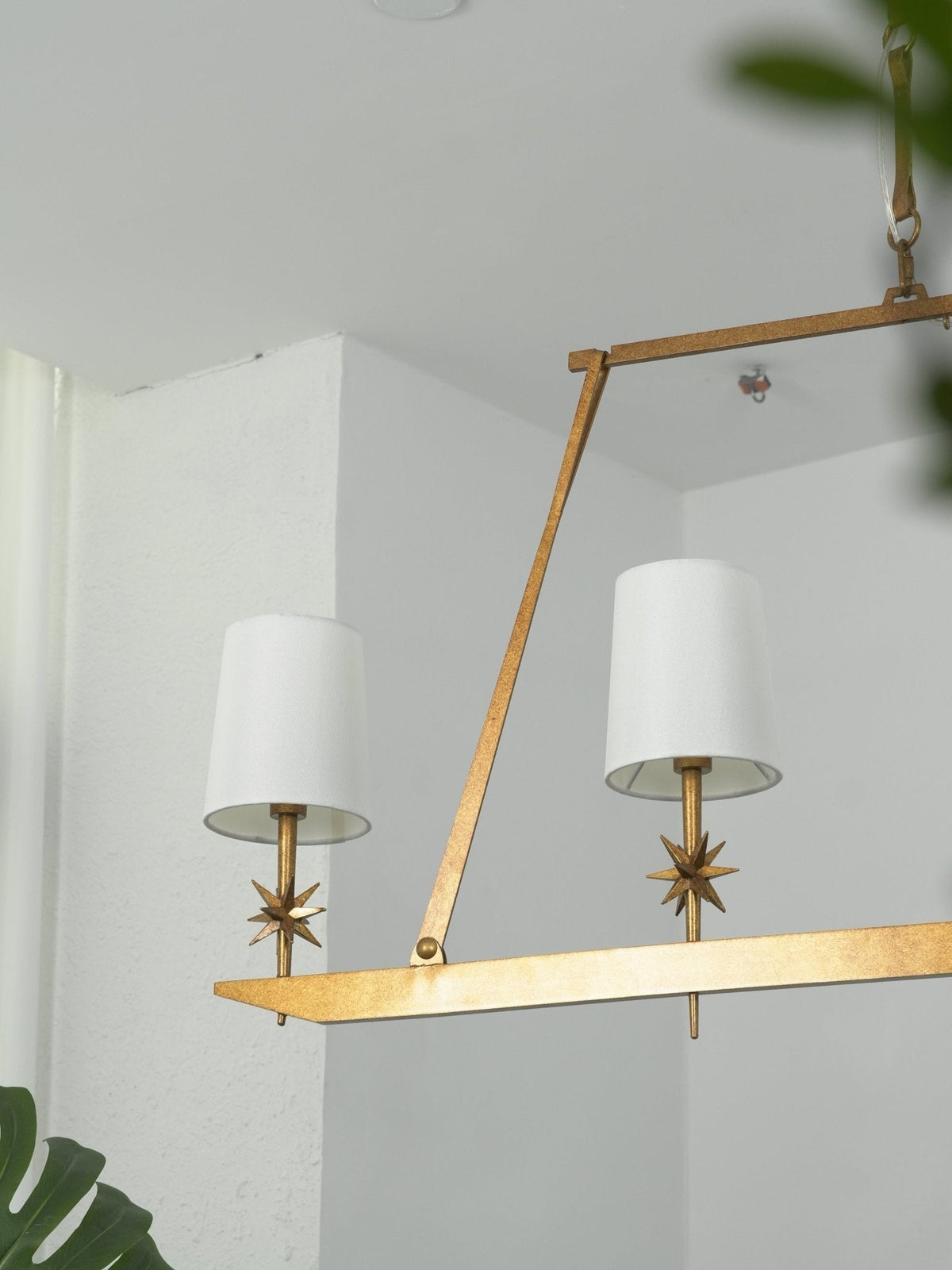 Lustre linear Lynve em latão, elegante e estelar
