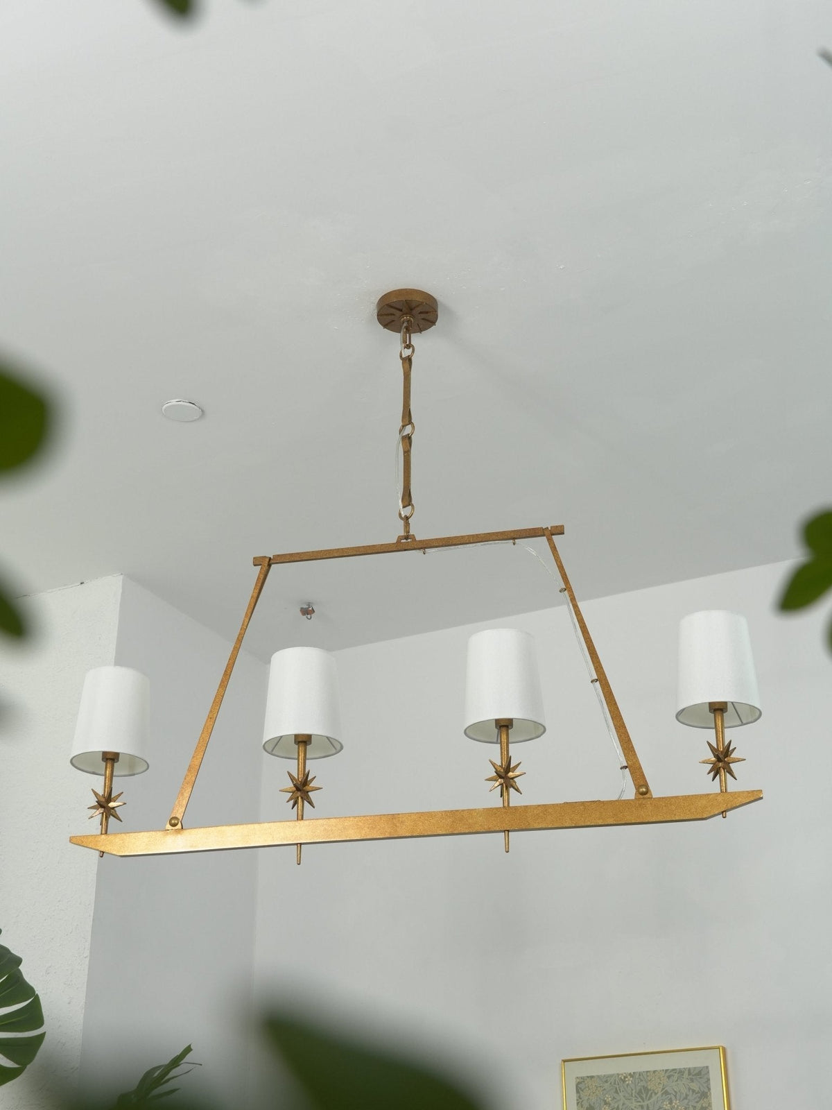 Lustre linear Lynve em latão, elegante e estelar