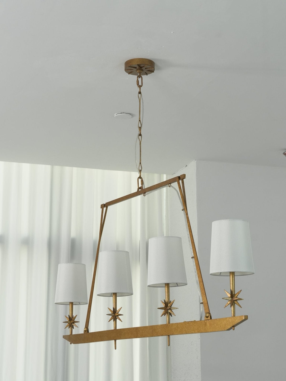 Lustre linear Lynve em latão, elegante e estelar