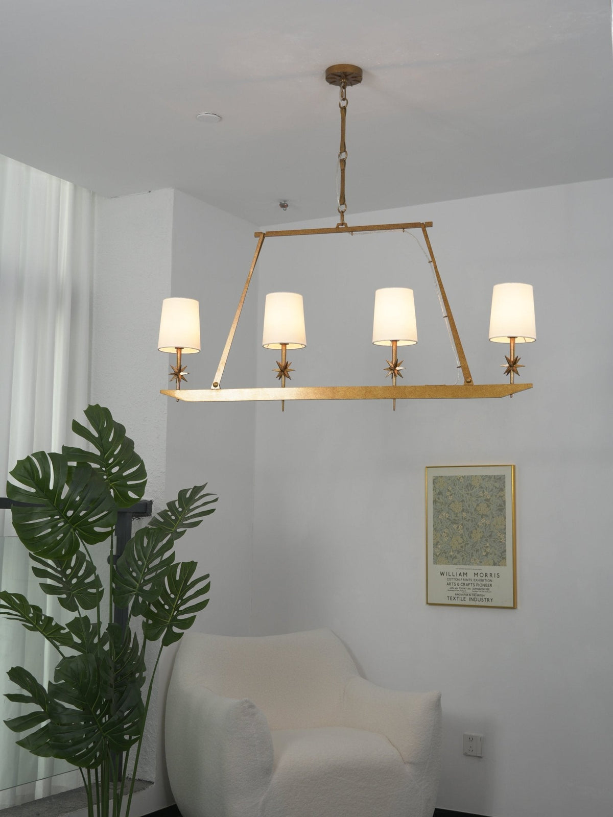 Lustre linear Lynve em latão, elegante e estelar