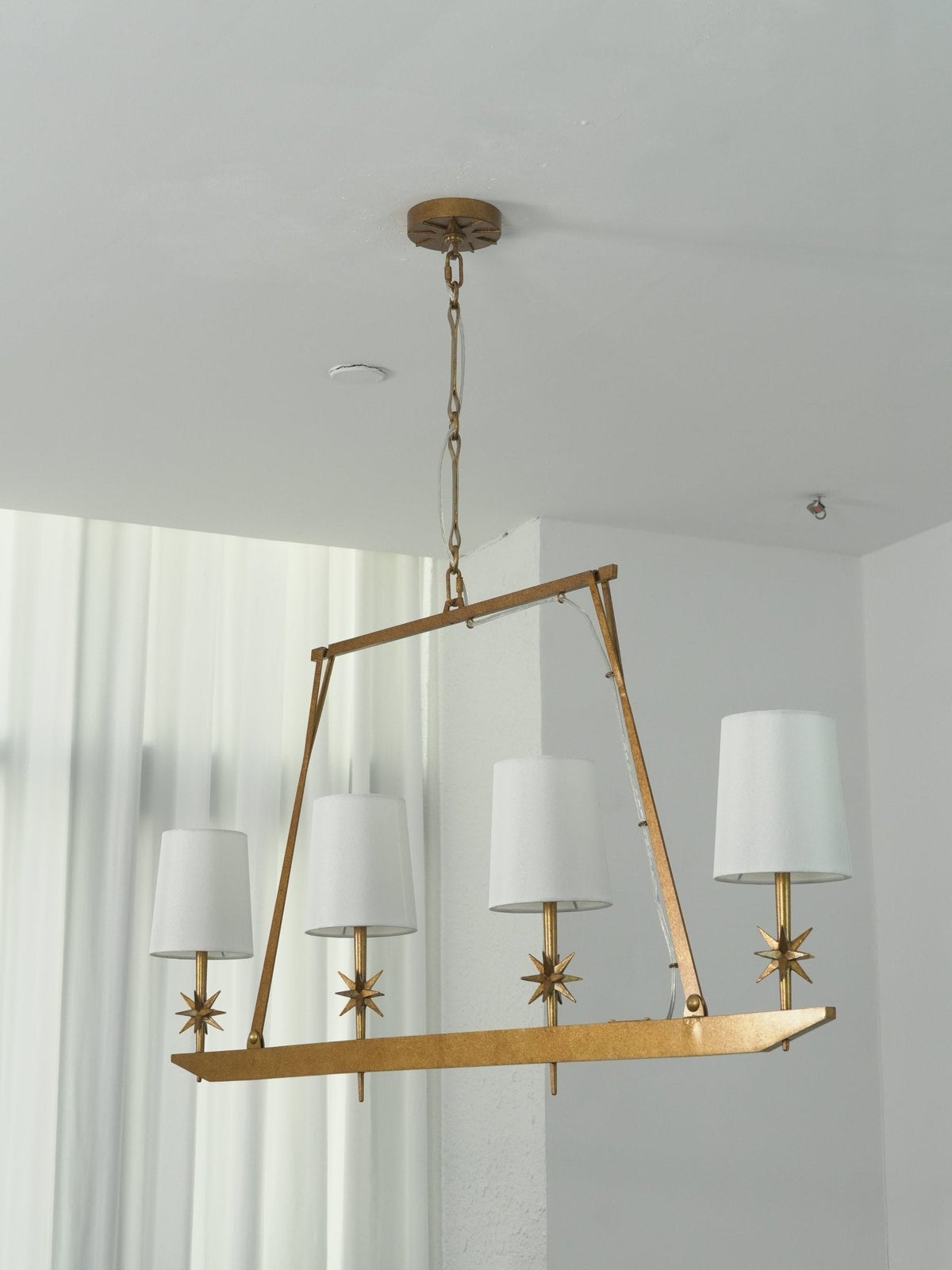 Lustre linear Lynve em latão, elegante e estelar