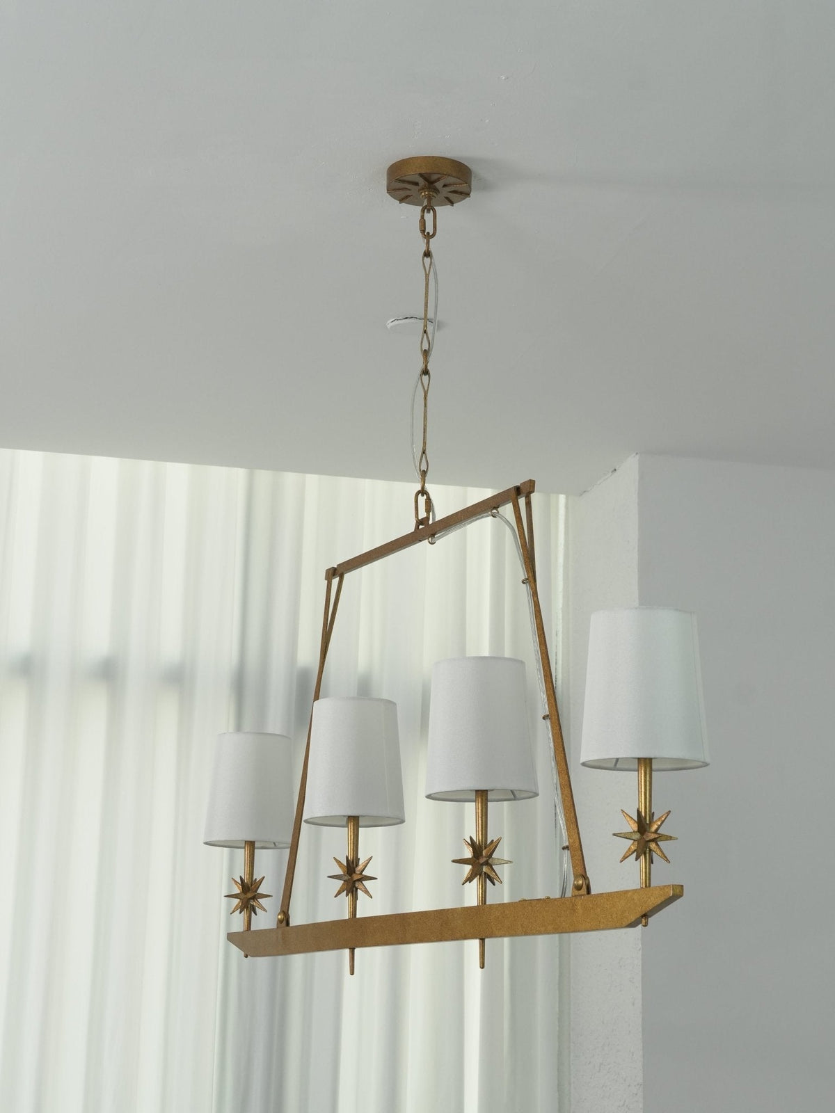Lustre linear Lynve em latão, elegante e estelar