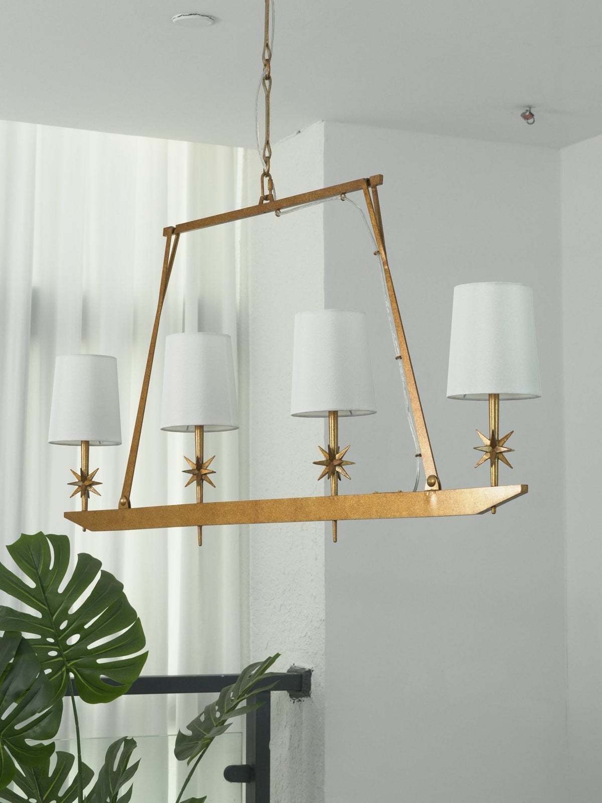 Lustre linear Lynve em latão, elegante e estelar