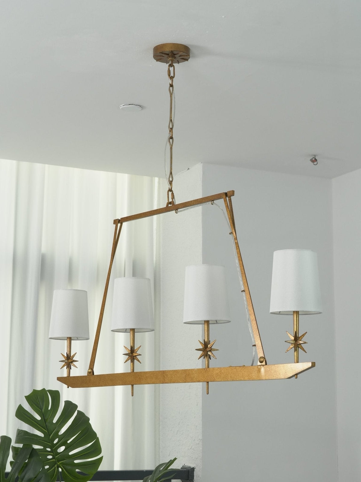 Lustre linear Lynve em latão, elegante e estelar