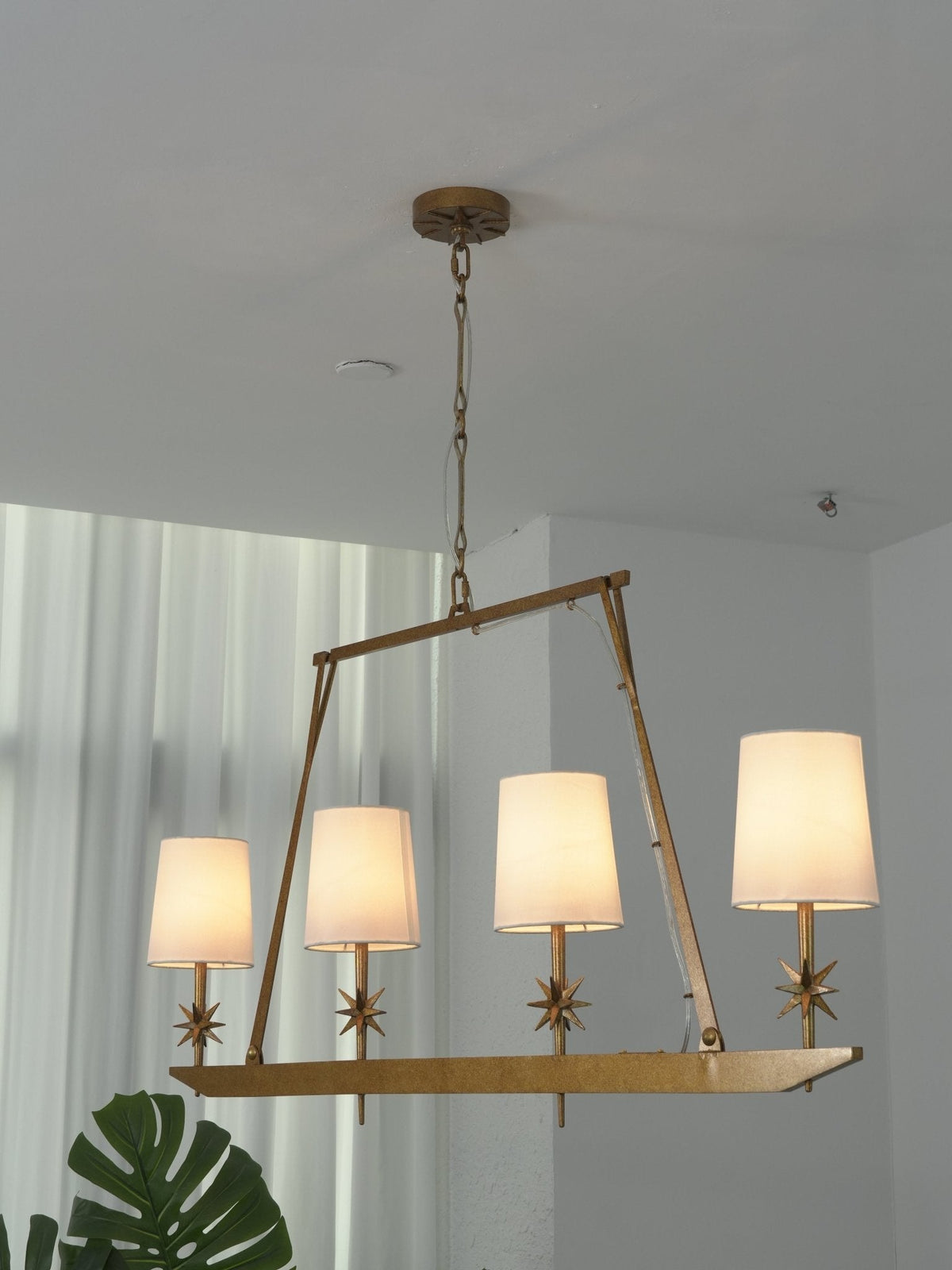 Lustre linear Lynve em latão, elegante e estelar
