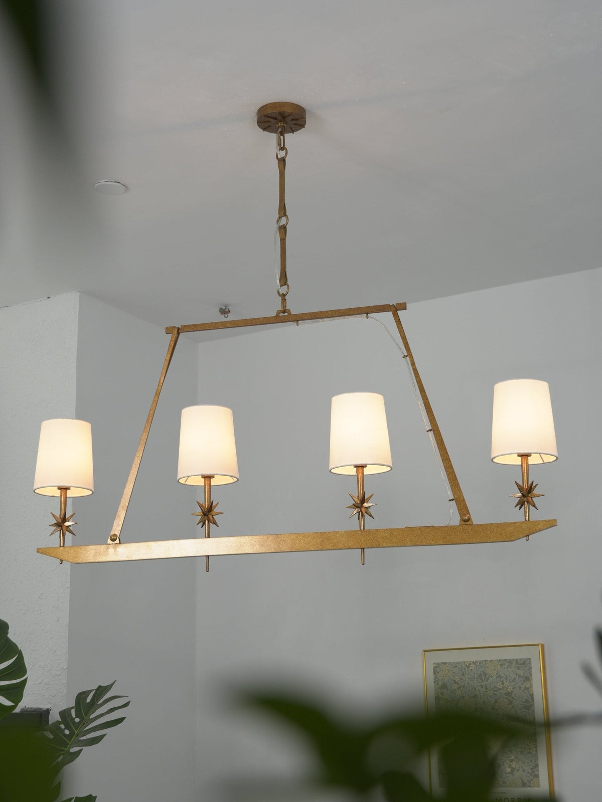 Lustre linear Lynve em latão, elegante e estelar