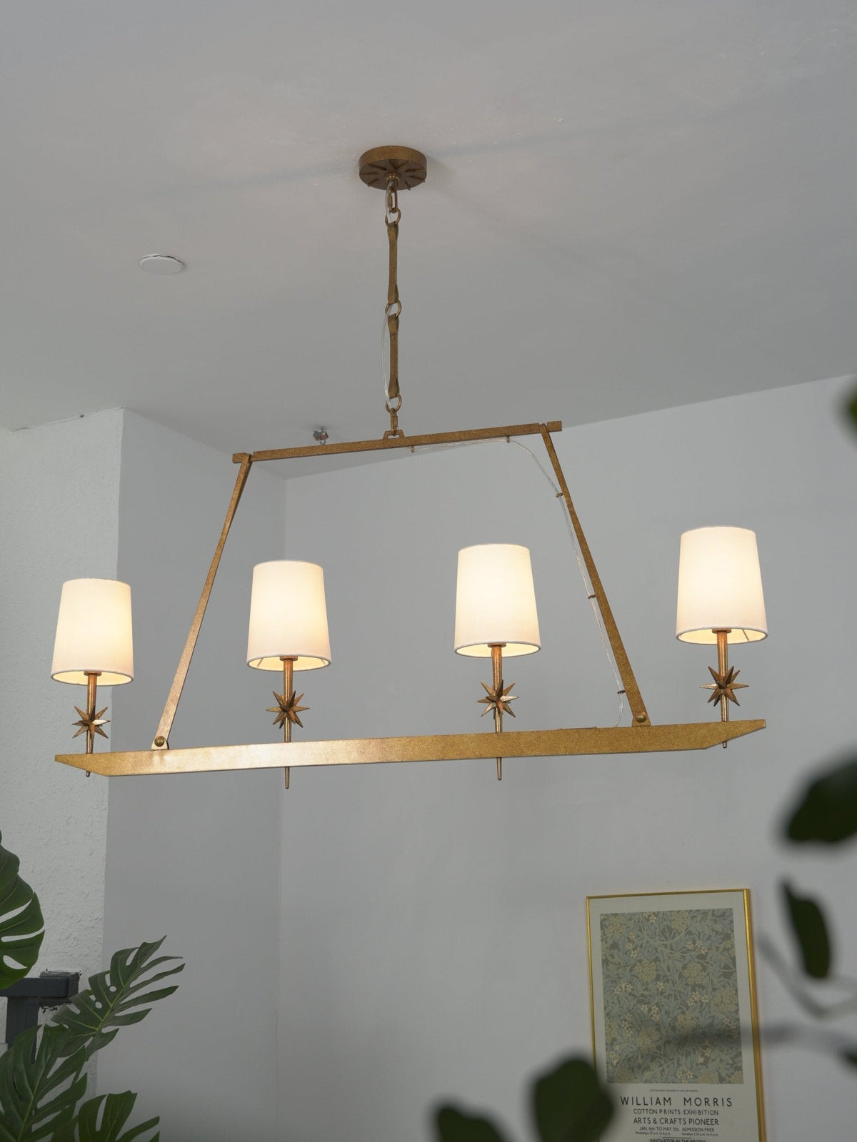 Lustre linear Lynve em latão, elegante e estelar