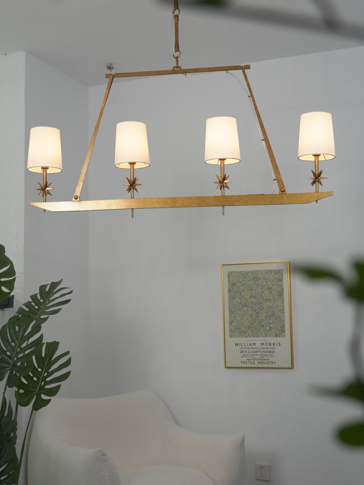 Lustre linear Lynve em latão, elegante e estelar