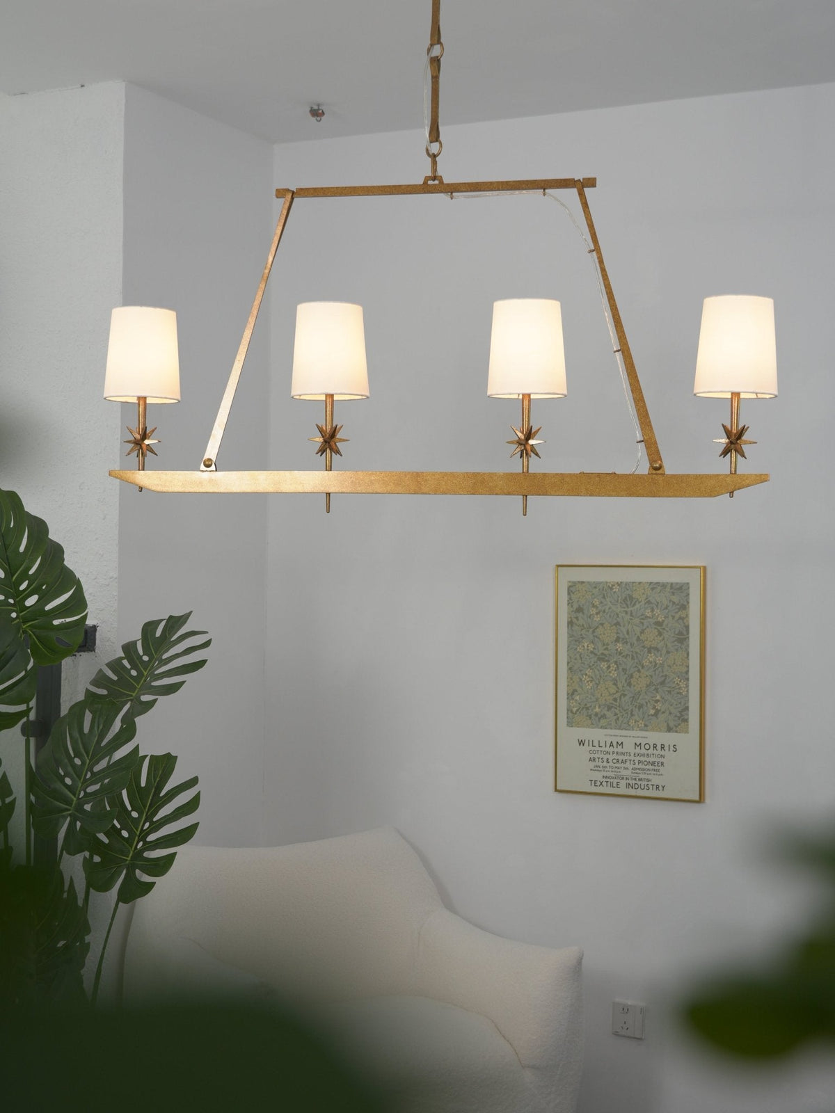 Lustre linear Lynve em latão, elegante e estelar
