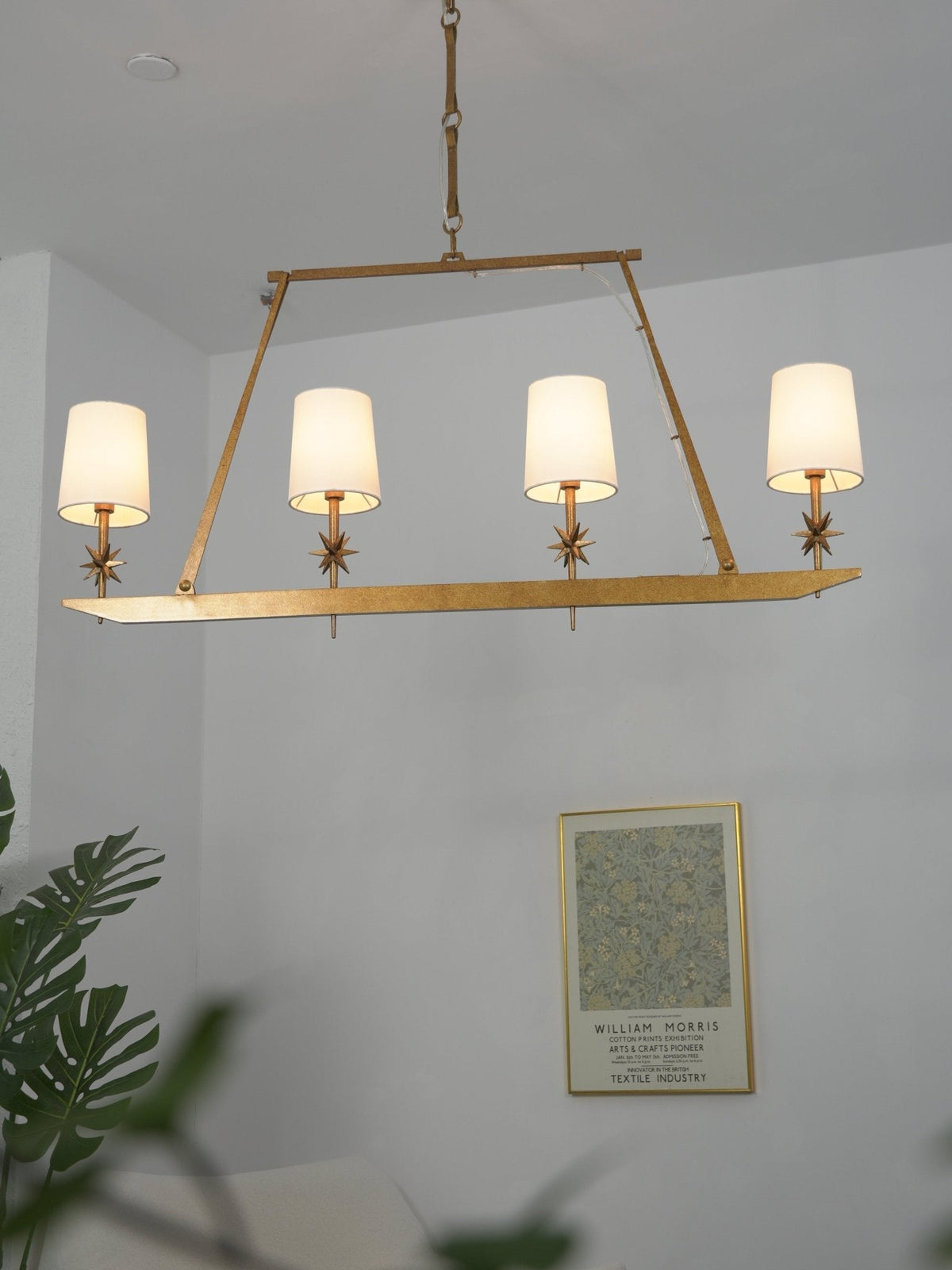 Lustre linear Lynve em latão, elegante e estelar