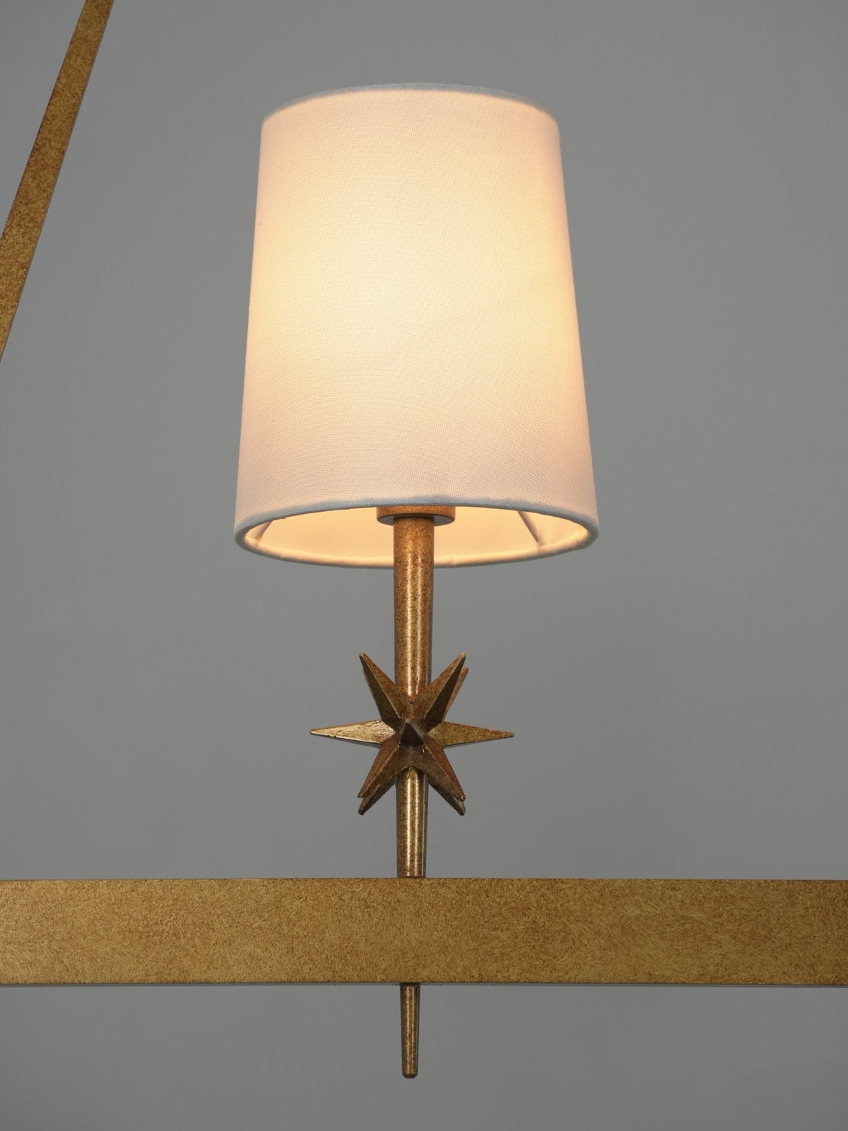Lustre linear Lynve em latão, elegante e estelar