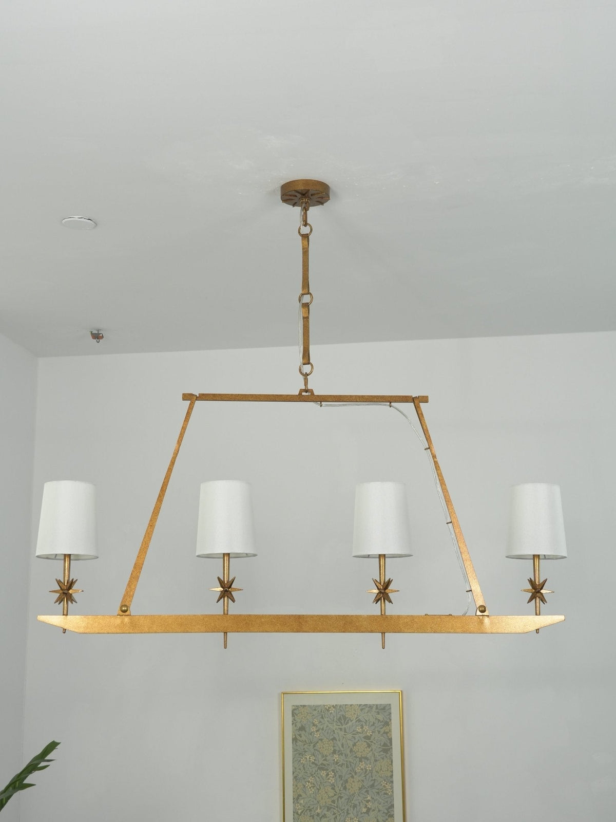 Lustre linear Lynve em latão, elegante e estelar