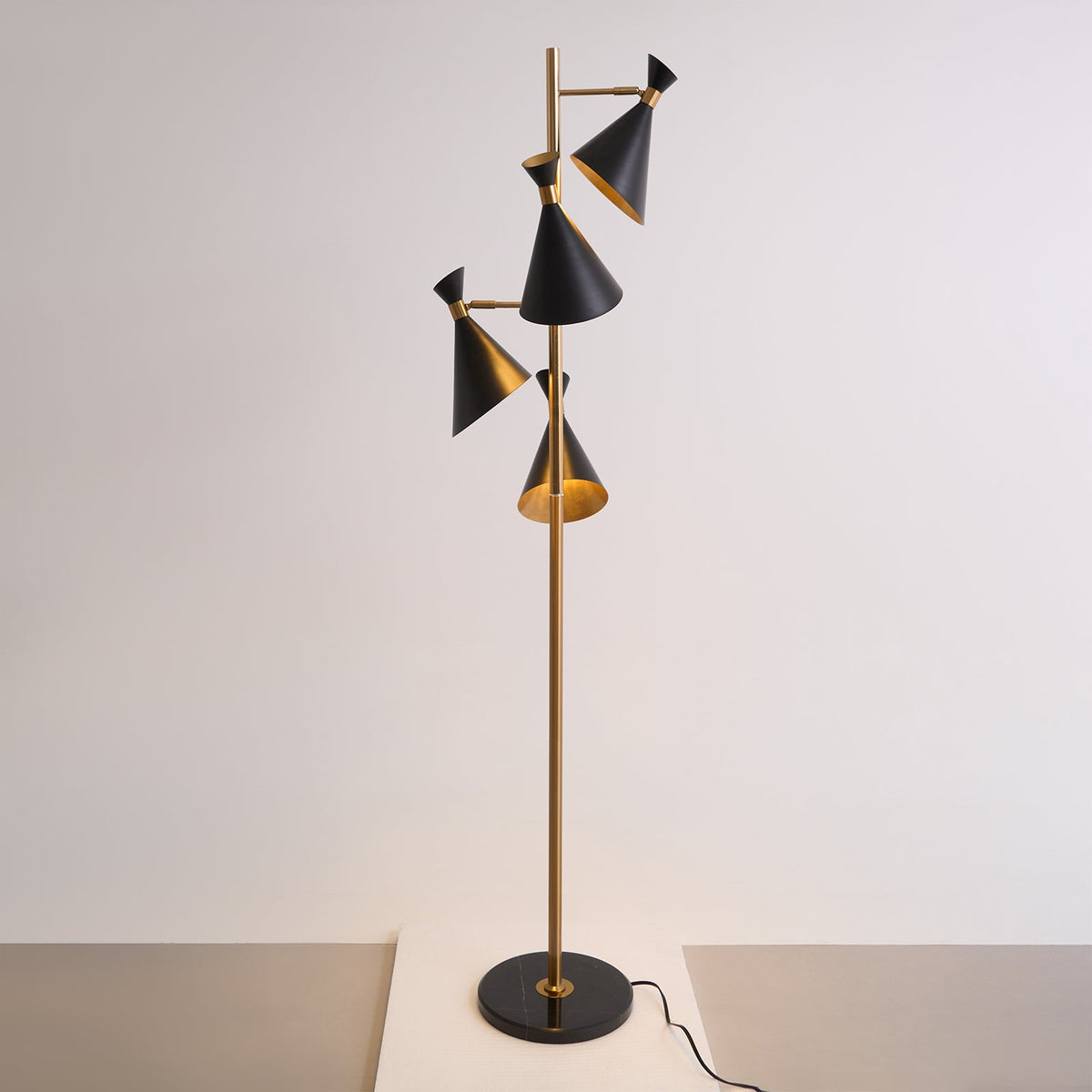 Solineria klassisk gulvlampe i guld og sort marmor