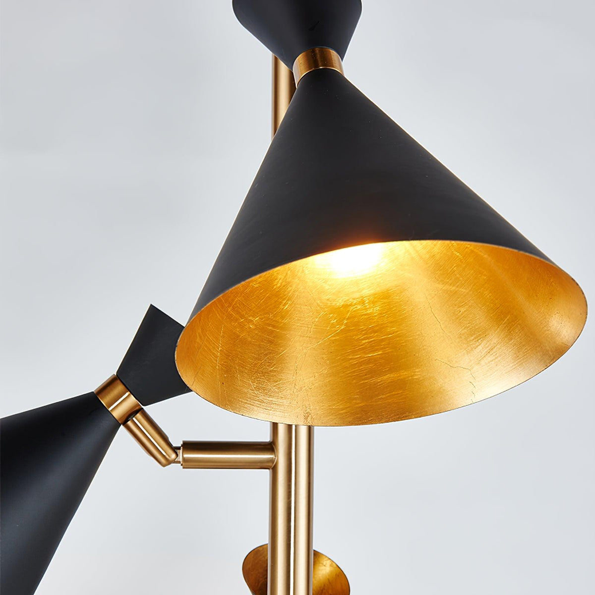 Solineria klassisk gulvlampe i guld og sort marmor