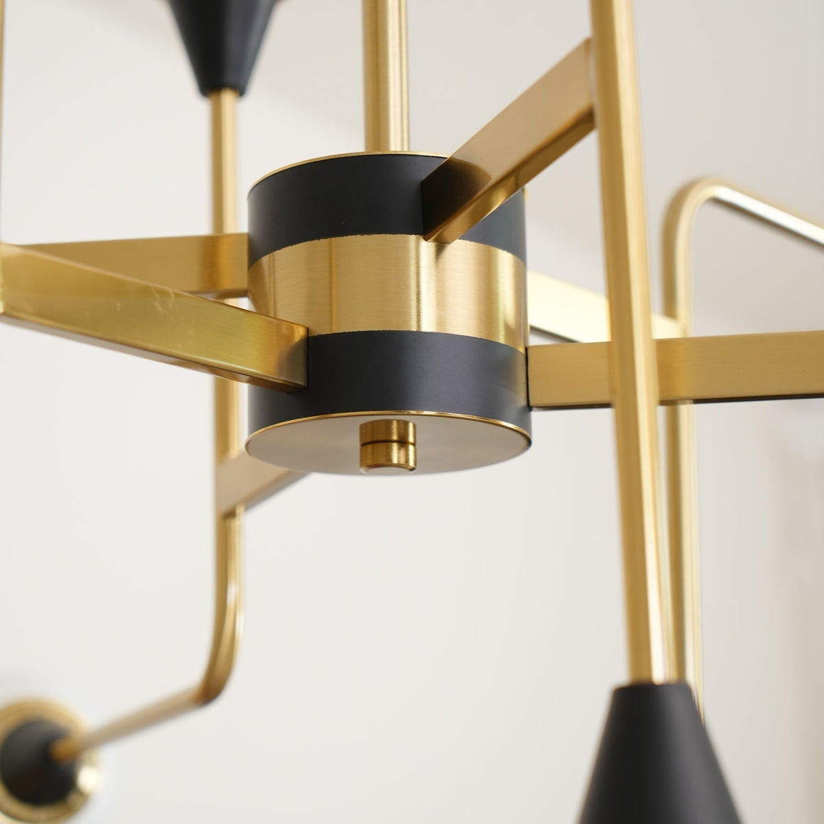Candeeiro de lustre Stilnovo de latão e vidro preto Wasgt
